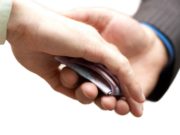 Primar PSD, surprins când dădea bani președintelui unei secţii de votare