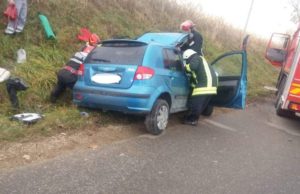 Tânără din Cluj, moartă după ce a zburat cu maşina pe carosabilul umed şi s-a înfipt într-o autoutilitară