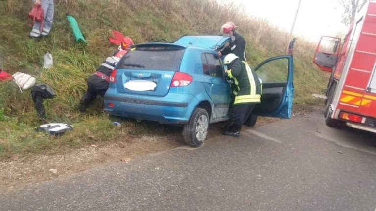 Tânără din Cluj, moartă după ce a zburat cu maşina pe carosabilul umed şi s-a înfipt într-o autoutilitară