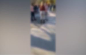 O elevă din Baia Mare a dansat pe manele pentru a sărbători, după ce a bătut o fată în parc