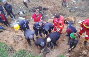 Persoană prinsă sub un mal de pământ