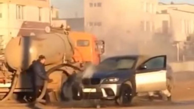 VIDEO | Salvare neobişnuită: BMW în flăcări, stins cu… vidanja
