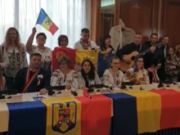 Românii, întâmpinaţi la vot cu melodii într-o secţie din Spania: ”Ieşi, române, la lumină, că mori cu dreptatea în mână!”