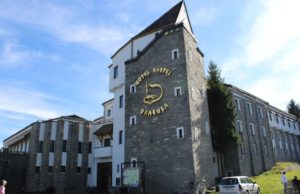 Cel mai atractiv loc din Pasul Tihuța, Hotelul Castel Dracula, a fost închis