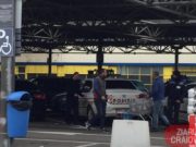 Șeful de post de la Carcea și un angajat al Primăriei surprinsi în timp de îndeasă cumpărături în mașină de poliție. Cei doi sunt suspectați ca ar face pregătiri pentru o petrecere de pomina la Primarie