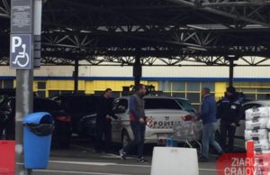 Șeful de post de la Carcea și un angajat al Primăriei surprinsi în timp de îndeasă cumpărături în mașină de poliție. Cei doi sunt suspectați ca ar face pregătiri pentru o petrecere de pomina la Primarie