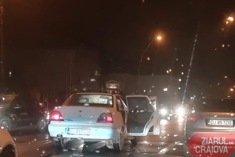 CRAIOVA Tânăr accidentat pe trecere în fata la CS. Vinovații au urcat victima în mașină și au plecat. Martorii au sunat la politie