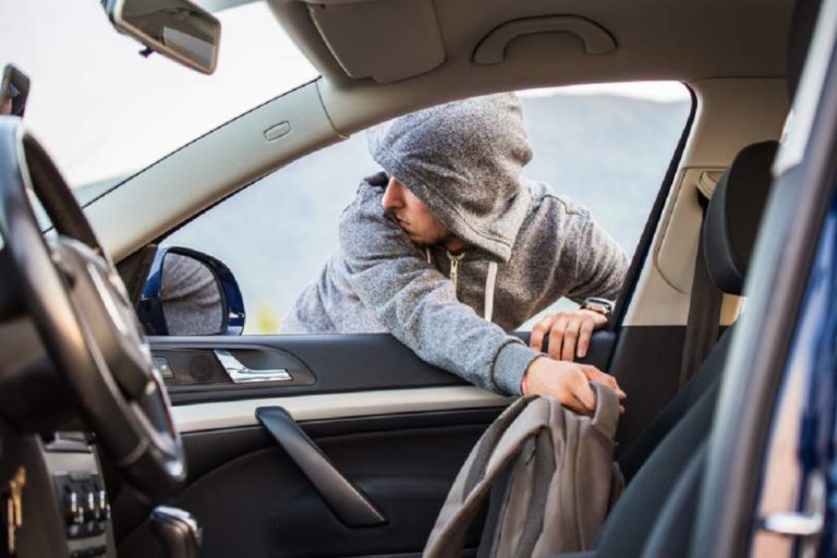 Aceste măsuri simple de siguranţă te pot ajuta să îţi protejezi mașina de furturi
