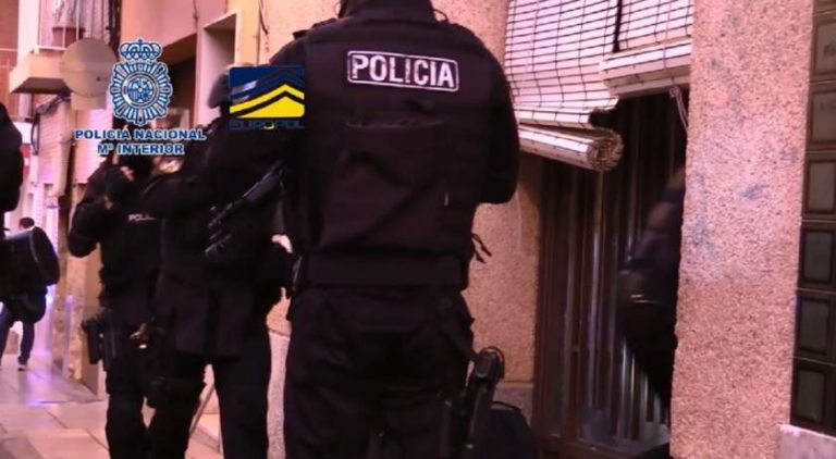 Reţea de traficanţi români de persoane, destructurată de poliţişti nemţi şi spanioli