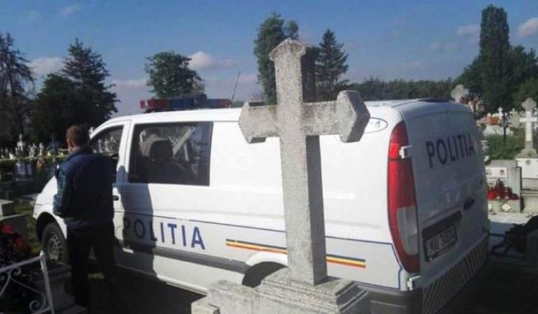 Un bărbat trădat în dragoste a devastat mormântul soţului unei femei, în Botoşani