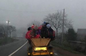 Într-o comună din Bacău, copiii sunt duşi la şcoală îngrămădiţi într-o căruţă, din care pot oricând să cadă