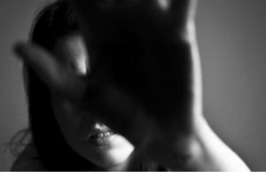 Trei români arestaţi, după ce au exploatat cel puţin 11 tinere în Italia