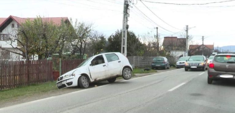 Un şofer lipsit de experienţă, grăbit să ajungă la biserică, a accidentat mortal un bătrân în Argeş