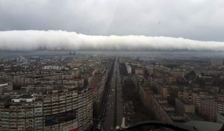 Nori spectaculoşi peste Bucureşti, surprinşi de piloţii unui elicopter militar