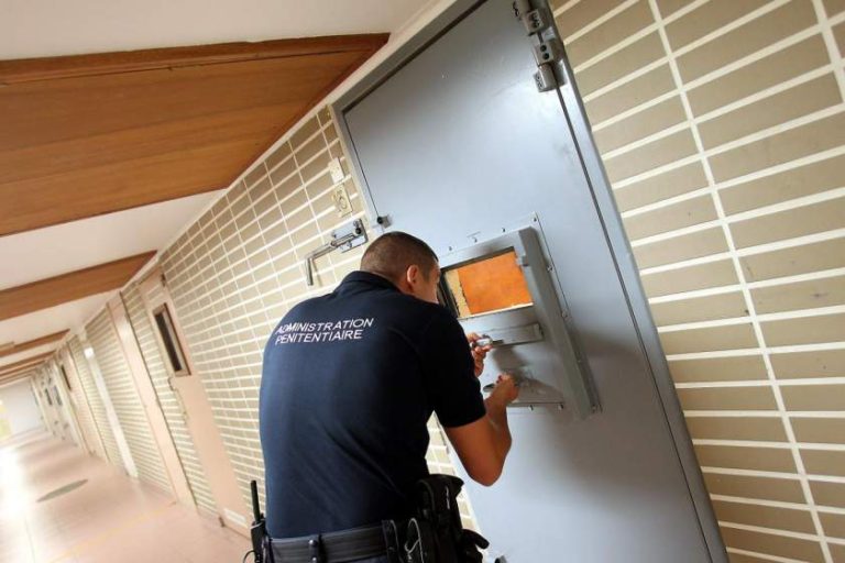 Deţinut român de 28 de ani, găsit spânzurat în celulă, în Monaco