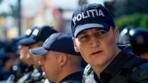 incredibil-un-politist-vindea-droguri-in-uniforma-chiar-din-masina-de-serviciu-caz-socant-la-granita-romaniei_1_size8