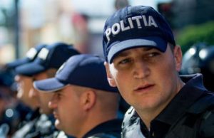 INCREDIBIL! Un politist vindea droguri in uniforma chiar din masina de serviciu! Caz SOCANT la granita Romaniei