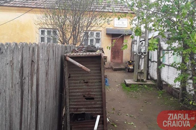 Dispensar veterinar – ghenă de gunoi la Ciupercenii Noi, în Dolj. Clădirea stă să cadă, iar curtea plină de resturi arată ca după bombardament