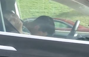 masina-tesla-pilot-automat-sofer-adormit-1068x688