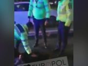 VIDEO | Bărbat agresiv înarmat cu un cuţit de 30 de centimetri, imobilizat de 2 poliţiști în București