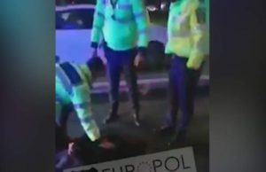 VIDEO | Bărbat agresiv înarmat cu un cuţit de 30 de centimetri, imobilizat de 2 poliţiști în București