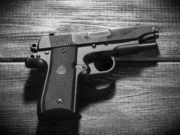 Un primar din Maramureş a vrut să împuşte un iepure, însă a nimerit o vecină