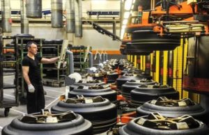 Gigant auto german cu peste 20.000 de angajaţi în România face concedieri masive, din cauza eliminării motoarelor cu combustie internă