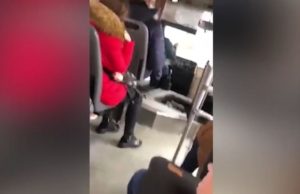 Se urcase într-un autobuz din Craiova, când a rămas șocat când a văzut ce făcea șoferul. A scos telefonul și a înregistrat totul