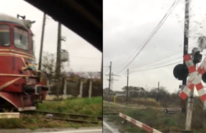 VIDEO | În Târgoviște trenul dă prioritate mașinilor. VIDEO cu locomotiva care stă la barieră
