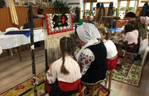 Comuna din România unde tradiţiile nu au dispărut. Elevii învaţă arta meşteşugurilor de la bătrânele satului – FOTO