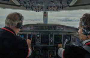 Clipe de coşmar în aer. Un avion cu pasageri a aterizat de urgenţă, după ce pilotul a suferit un infarct în timpul zborului