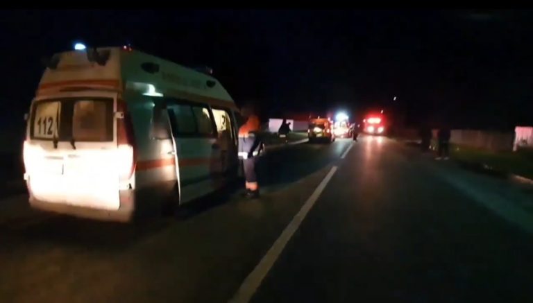 O tânără care bea vin, asculta muzică şi conducea cu viteză, accident cu patru victime în Neamţ
