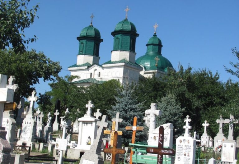CAZ INCREDIBIL LA UN CIMITIR DIN HUȘI! CUM ZGOMOTELE DINTR-UN MORMÂNT NU ÎNCETAU, AU DEZGROPAT CADAVRUL. CE AU GĂSIT ÎNĂUNTRU