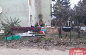 FOTO | Crescătorie de păsări, mutată la bloc. Un cartier plin de gunoaie, barăci de lemn, locuri de joacă invadate de găini și locatari nemulțumiți