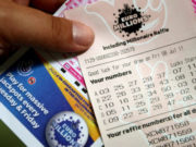 A devenit miliardar peste noapte, dar continuă să meargă la job. De ce nu demisionează