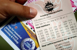 A devenit miliardar peste noapte, dar continuă să meargă la job. De ce nu demisionează