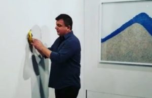 Banana vândută cu 120.000$ a fost mâncată de față cu publicul. Autorul gestului