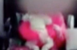 Imagini tulburătoare. Și-a bătut copilul de 1 an pentru că a întrerupt-o din jocuri