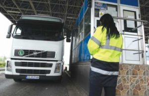 Detalii incredibile în dosarul şpăgilor din vămi. Comoară descoperită în casa funcţionarei care a cerut şpagă de la ACDC