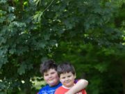 Cum poţi ajuta doi fraţi mergând la teatru