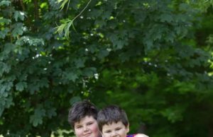 Cum poţi ajuta doi fraţi mergând la teatru