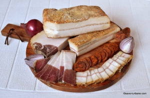 Cum-se-face-slănina-afumată-în-Ardeal-și-Banat-Rețeta-tradițională-de-slană-sau-clisă-nu-șuncă-savori-urbane