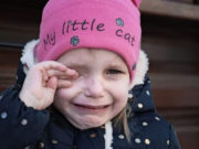 O fetiţă de patru ani din Buzău, dată afară de la serbarea de la grădiniţă pentru că părinţii nu au putut să-i cumpere costum popular!