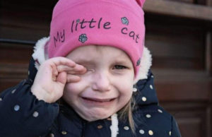 O fetiţă de patru ani din Buzău, dată afară de la serbarea de la grădiniţă pentru că părinţii nu au putut să-i cumpere costum popular!