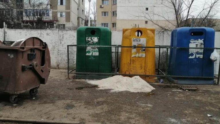Gălăţenii au furat pubelele cu sare pregătite pentru polei. Primăria face un apel disperat