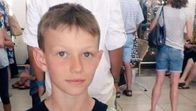 Scandal pe un aeroport după ce unui băiat de 10 ani i s-a cerut să îşi schimbe tricoul înainte de a urca în avion