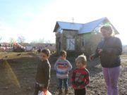 Copii care aşteaptă Crăciunul în papuci, prin nămol