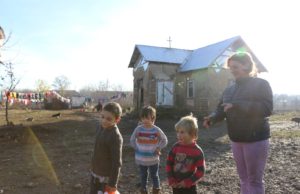 Copii care aşteaptă Crăciunul în papuci, prin nămol