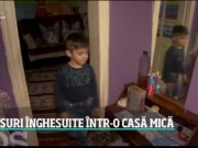 Frăţiorii premianţi din Bacău care stau cu părinţii într-o cămăruţă și care n-au fost în vacanţă