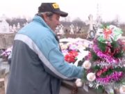 Brăduţ de Crăciun pe mormântul Adrianei, fetiţa de 11 ani ucisă de un olandez în Dâmboviţa